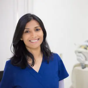 عضو فريق طب الأسنان في Bhandal Dental Surgery مع كرسي أسنان بالخلفية