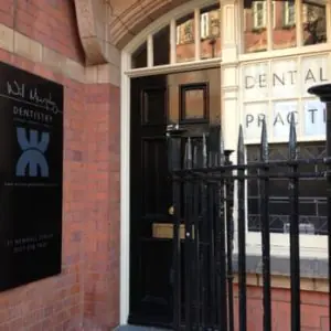 مدخل عيادة Will Murphy Dentistry في برمنغهام، المملكة المتحدة