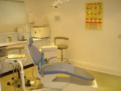 Sala de tratamiento dental con equipo moderno en Scott Arms Dental Practice