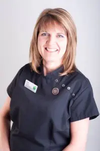 Miembro del personal dental con uniforme en Scott Arms Dental Practice, Reino Unido