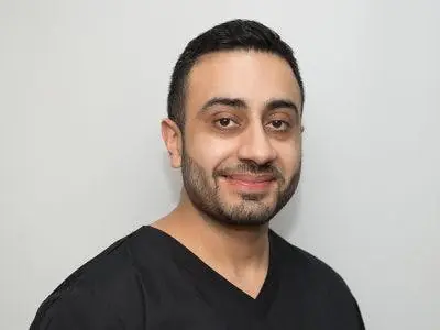 أخصائي أسنان في Hawkins Dental & Implant Clinic بالزي المهني