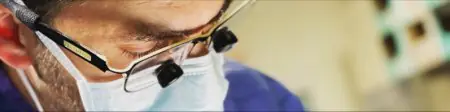 Cirujano con gafas de aumento y mascarilla en la clínica Mr Andrej Salibi