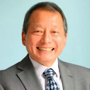 عضو فريق عمل في عيادة Hiroshi Nishikawa يرتدي ملابس رسمية