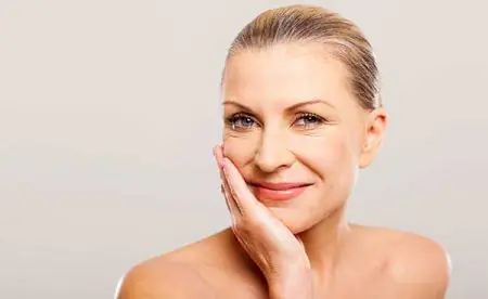 Mujer de mediana edad con piel suave tras tratamiento estético