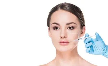 Procedimiento de inyección de relleno facial en la clínica Khurram Khan