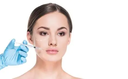 Procedimiento de inyección de relleno facial en la clínica Khurram Khan