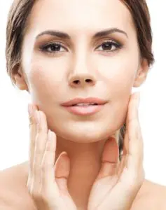 Resultado estético facial en Liverpool Cosmetic Clinic, piel suave tras tratamiento cosmético