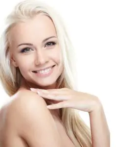 Mujer sonriente con piel clara, resultados estéticos en Liverpool Cosmetic Clinic
