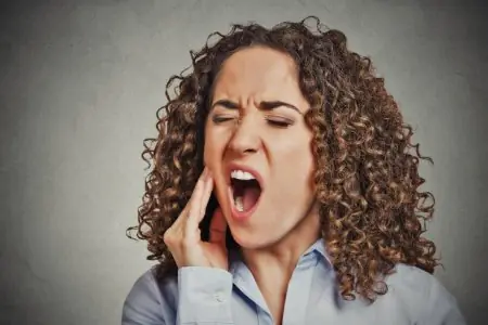 امرأة تعاني من ألم الأسنان، مفهوم ألم الأسنان في Pall Mall Dental Clinic Ltd