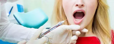 Dentista administra anestesia antes del tratamiento en Apollonia Dental & Cosmetic Centre
