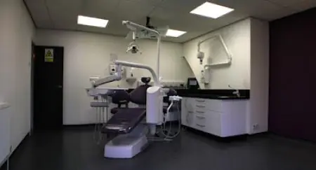 Sala de tratamiento dental con equipo moderno en Fiveways Dental Practice