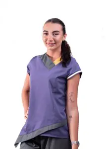 Miembro del personal dental con uniforme en Smileworks Liverpool