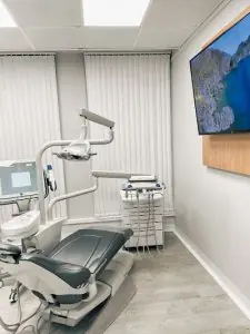 Sala de tratamiento dental moderna en RiT Premium Dental Care Liverpool con equipo avanzado