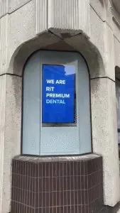 Ventana exterior de la clínica RiT Premium Dental Care en Liverpool, clínica dental moderna