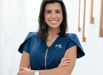 Personal dental en RiT Premium Dental Care Liverpool con uniforme de clínica