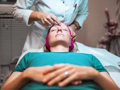 إجراء حقن البوتوكس في غرفة العلاج في The White Rooms Botox Clinic