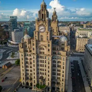 الواجهة الخارجية لعيادة Aesthetics of The Royal Liver Building في ليفربول، المملكة المتحدة