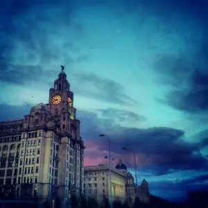 الواجهة الخارجية لعيادة Aesthetics of The Royal Liver Building في ليفربول، المملكة المتحدة