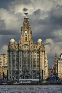 الواجهة الخارجية لعيادة Aesthetics of The Royal Liver Building في ليفربول، المملكة المتحدة