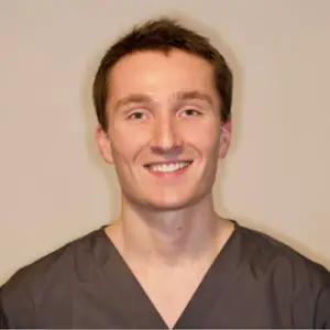 Miembro del personal dental con uniforme en Gilmore Dental Practice