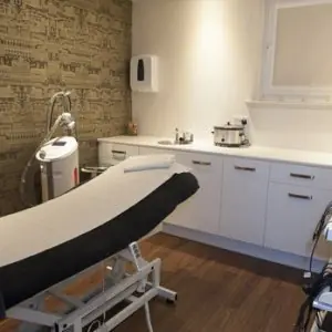 غرفة علاج بمعدات حديثة في Dermal Clinic Edinburgh
