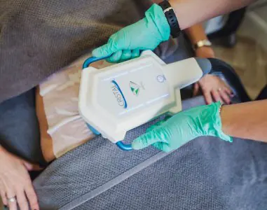 إجراء تجميد الدهون بجهاز CRISTAL في عيادة Aesthetica