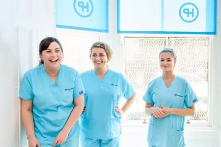طاقم عيادة Hope Park Dental Practice يرتدي زيًا أزرق