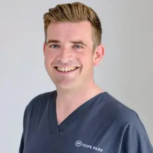 عضو فريق الأسنان بالزي الرسمي في Hope Park Dental Practice