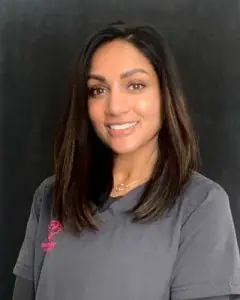 عضو فريق طب الأسنان في Southside Dental Care بالزي المهني