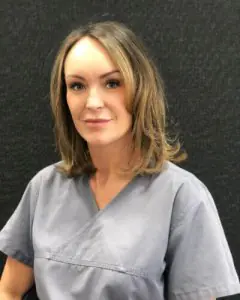 عضو فريق طب الأسنان بزي رسمي في عيادة Southside Dental Care