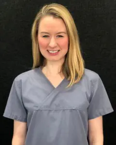 عضو فريق عيادة Southside Dental Care يرتدي زي العمل