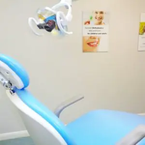 غرفة علاج أسنان مع كرسي حديث في مركز Corstorphine Dental Centre
