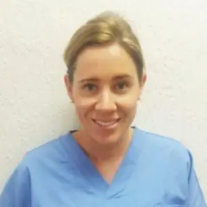 عضو فريق الأسنان يرتدي زي أزرق في مركز Corstorphine Dental Centre، إدنبرة