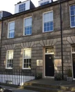 Fachada de la clínica Stafford Street Dental Care en Edimburgo, Reino Unido
