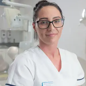 Personal dental en Barbour Dental Care con equipo odontológico moderno