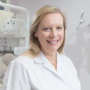 Dentista en Barbour Dental Care con equipo dental de fondo