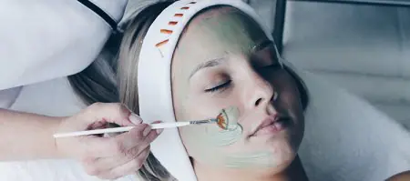 علاج الوجه مع وضع قناع في عيادة SmilePlus Dental Care