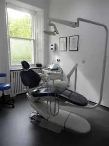 غرفة علاج الأسنان بمعدات حديثة في عيادة Bruntsfield Dental