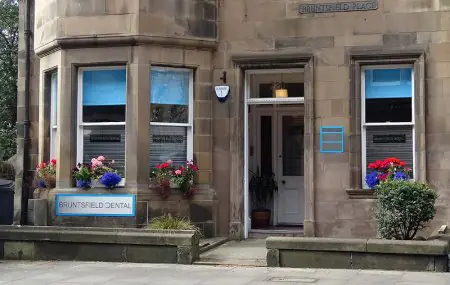 واجهة عيادة Bruntsfield Dental مع لافتة وزهور في إدنبرة