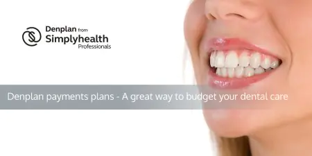 صورة مقربة لمريض يبتسم بأسنان صحية في عيادة Bruntsfield Dental