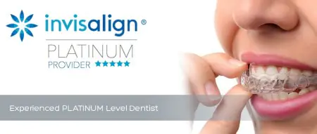 موفر Invisalign Platinum في Bruntsfield Dental، مريض يضع تقويم شفاف
