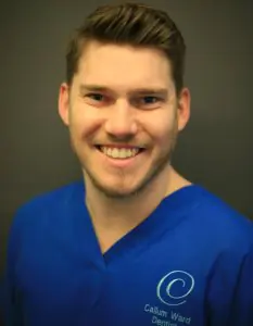 Profesional dental con uniforme en Craigentinny Dental Care, Edimburgo