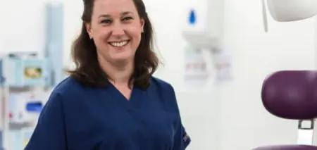 أخصائي أسنان في غرفة العلاج في عيادة Edinburgh Dental Specialists