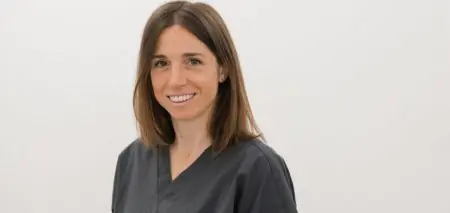 أخصائي أسنان بالزي الطبي في عيادة Edinburgh Dental Specialists