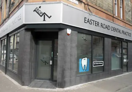 واجهة عيادة Easter Road Dental Practice في إدنبرة، مركز أسنان حديث