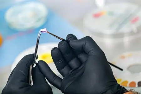 فني أسنان يحضر تاجًا في مختبر Abbeymount Dental Care