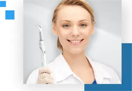 Dentista en Essential Dental Care con herramienta dental moderna