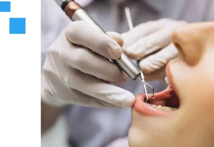 Procedimiento de limpieza dental en Essential Dental Care con equipo moderno