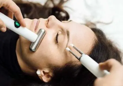 Procedimiento de rejuvenecimiento facial con microcorrientes en Contour Clinic
