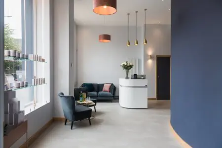 منطقة الاستقبال في The Source Clinic مع أثاث حديث وديكور بسيط